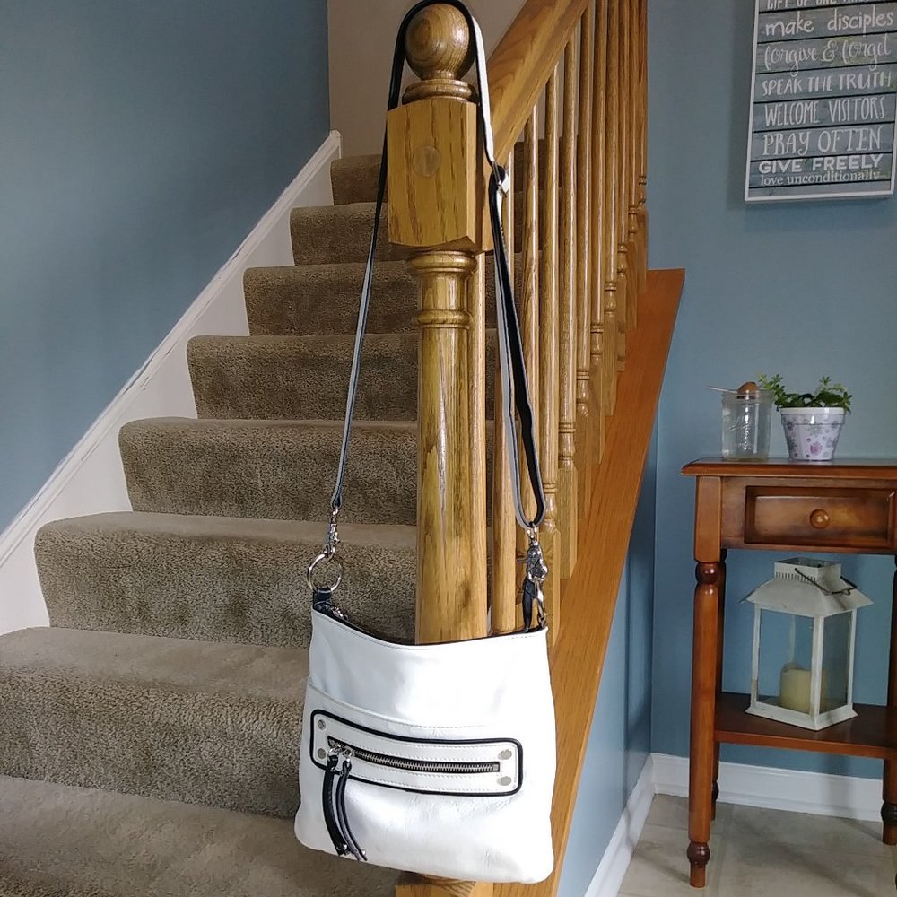 UGC CHEZ FINE LEATHER WHITE SHOULDER BAG